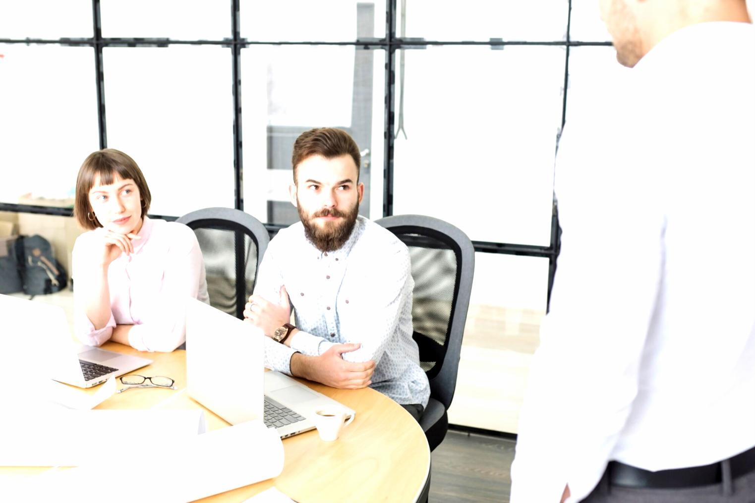 Bureau avec graphiques financiers et outils de gestion