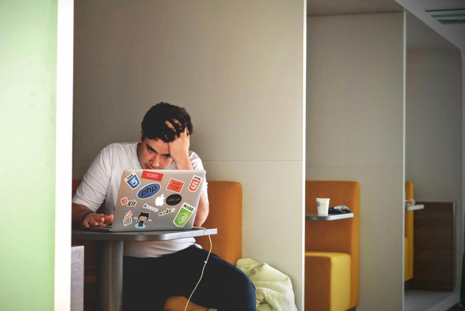 Espace de travail avec documents financiers et ordinateur